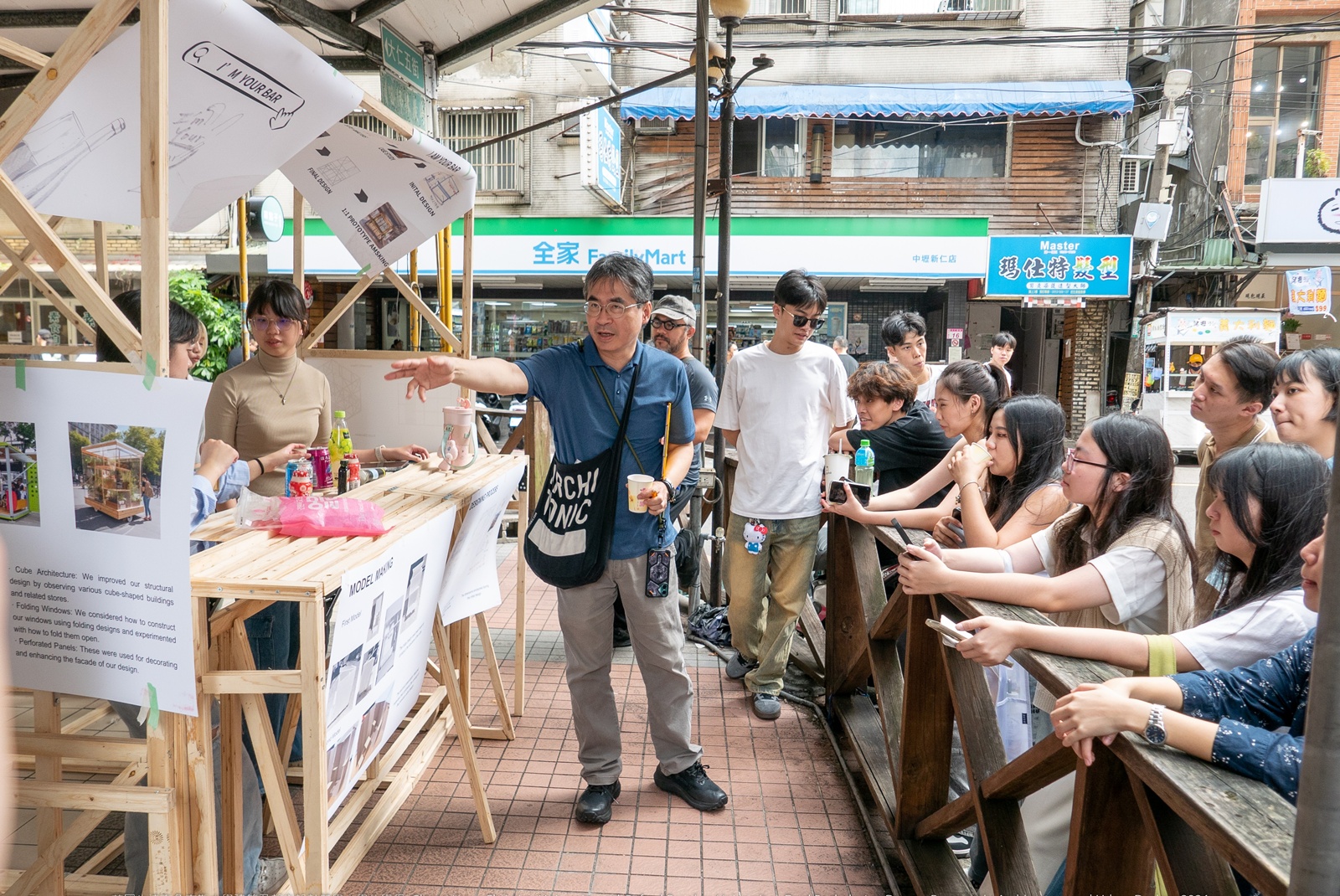 01 中原大學英國OBU專班與中原商圈店家合作，鼓勵學生針對店家需求設計微型建築，學用合一。