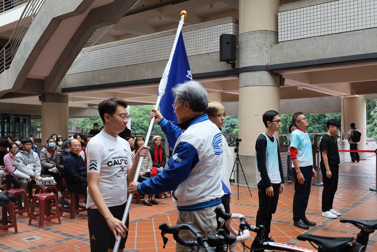 03 中原大學副校長洪穎怡親臨授旗，為中原大學70週年校慶第一個活動揭開序幕。