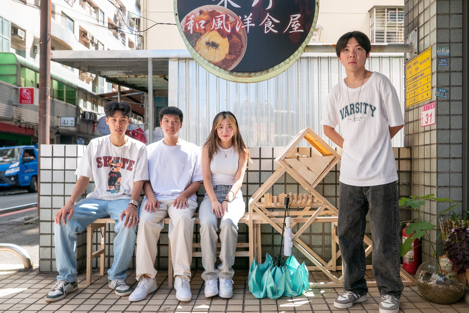 中原大學英國OBU專班學生作品Bench X放置於日式餐館門口，深受店家喜愛。