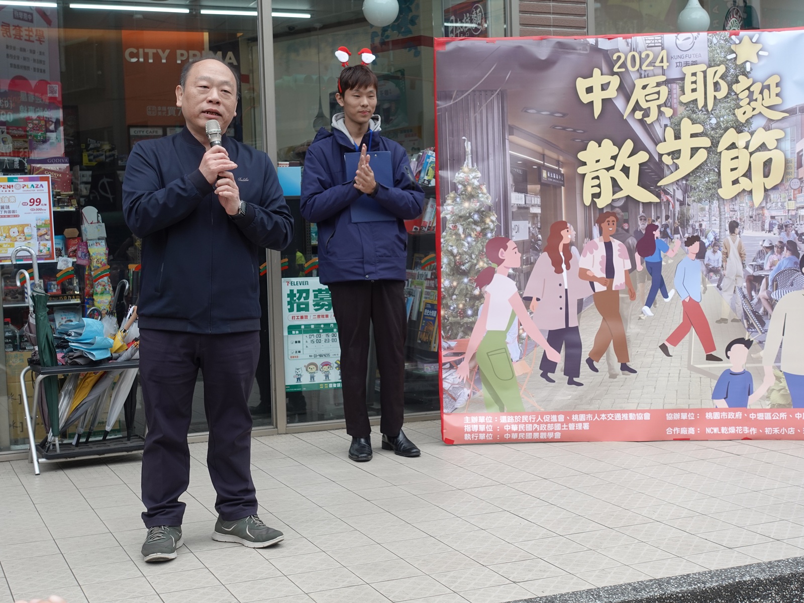 中原大學副學務長秦漢忠左代表校方致詞，右為桃園市人本交通推動協會總召黃宥霖。