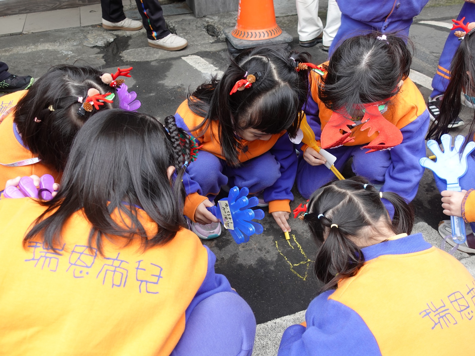 「中原耶誕散步節」瑞恩帝兒幼兒園小朋友於難得淨空的中北路地上彩繪。