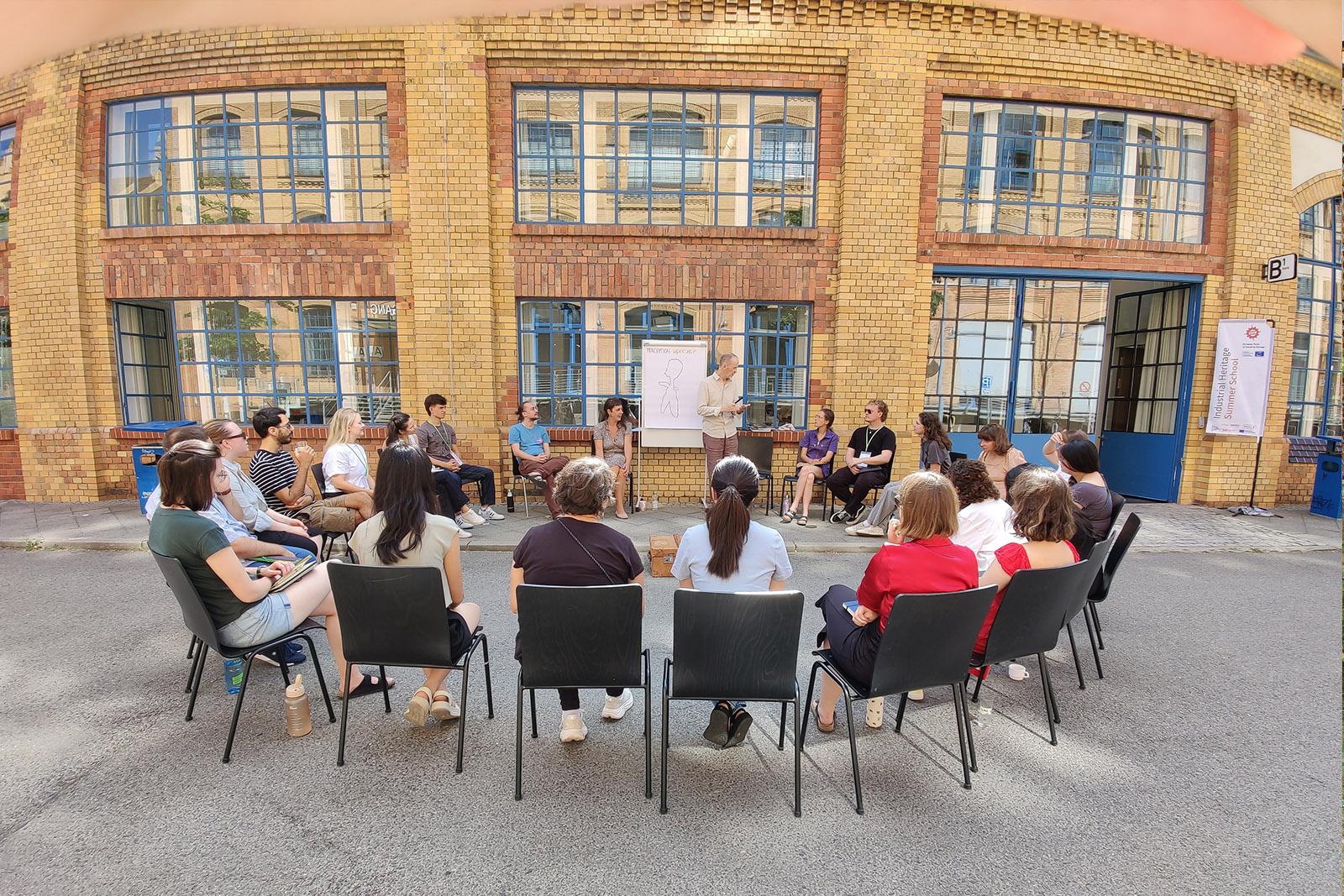 「歐洲工業地景國際工作坊」移地教學，中原師生與來自各國的bzi Summer School學員交流。