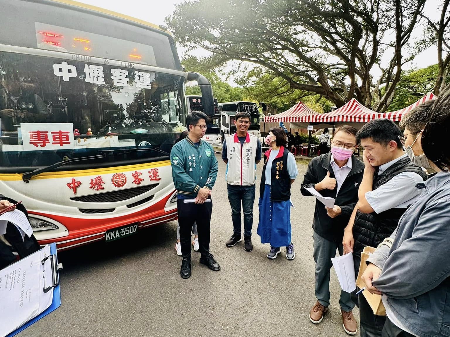 桃園市交通局與地方民代及中原大學總務處人員，日前會勘中原大學 高鐵桃園站公車路線。照片取自市議員張曉昀臉書